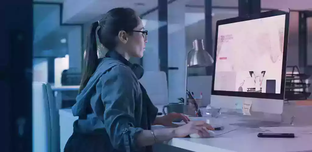 A woman scientist working in front of the computer.